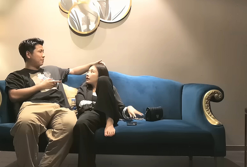 和性感大长腿黑衣妹子啪啪，舌吻摸逼调情有一手